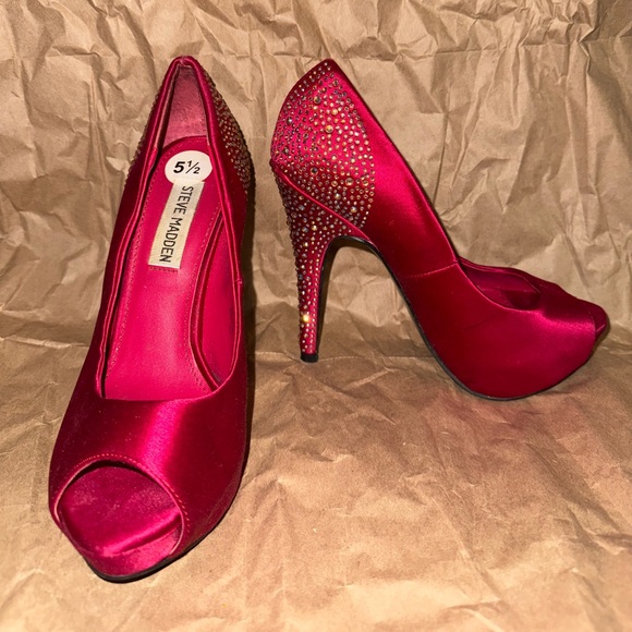 Steve Madden Red Satin Peep Toe Heels - Picture 1 of 1